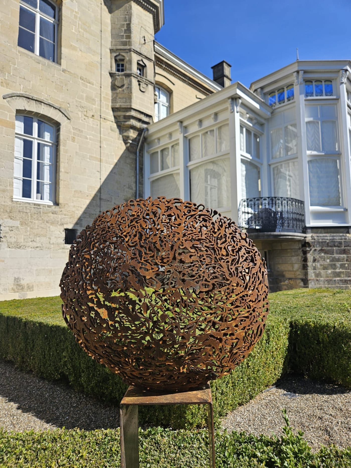 Rond kunstwerk van metaal